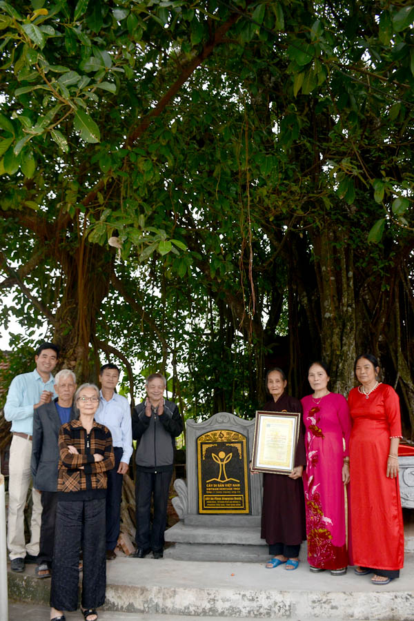 A group of people standing under a treeAI-generated content may be incorrect.