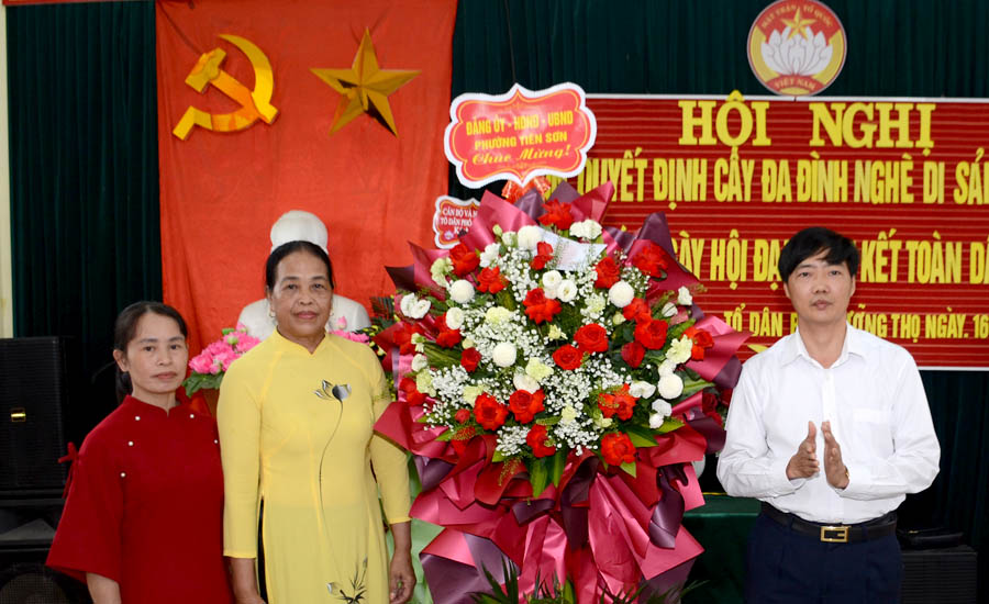 A group of people standing in front of a large bouquet of flowersAI-generated content may be incorrect.