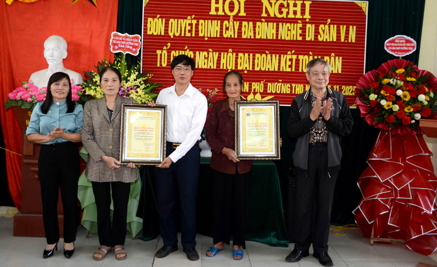 A group of people holding certificatesAI-generated content may be incorrect.