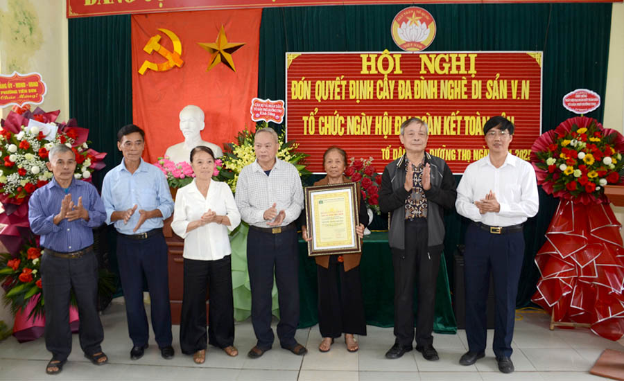 A group of people standing in front of a bannerAI-generated content may be incorrect.