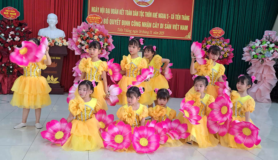 A group of girls in yellow dresses with flowersAI-generated content may be incorrect.