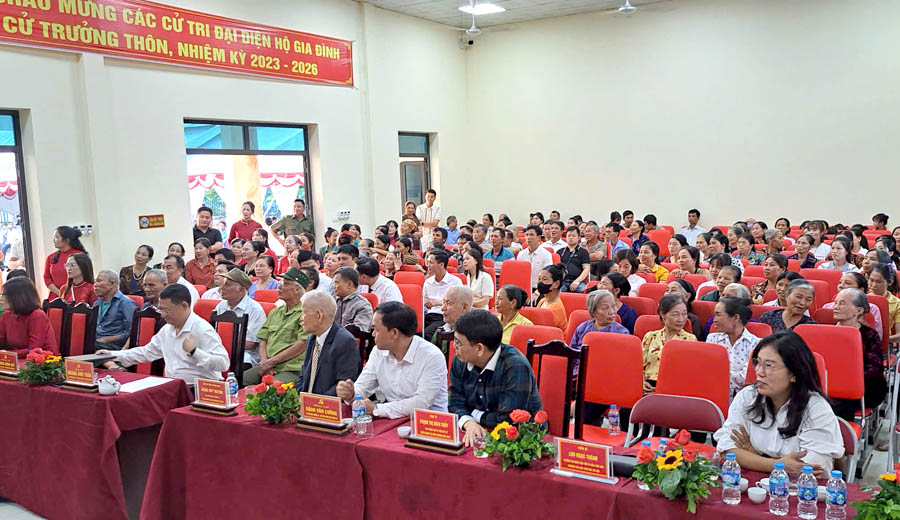 A group of people sitting at a tableAI-generated content may be incorrect.