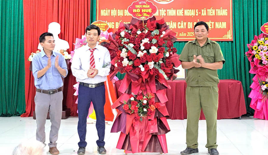 A group of men standing next to a large flower displayAI-generated content may be incorrect.