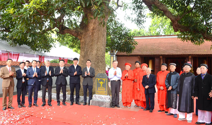 A group of people standing on a red carpetAI-generated content may be incorrect.