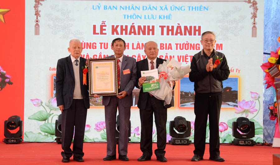 A group of men standing on a stageAI-generated content may be incorrect.