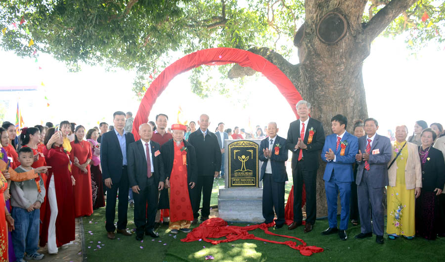 A group of people standing under a treeAI-generated content may be incorrect.