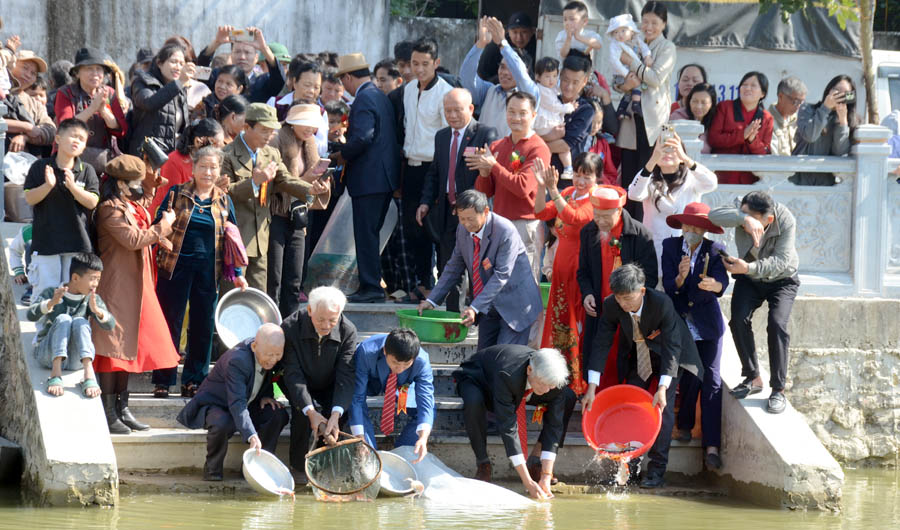 A group of people standing in waterAI-generated content may be incorrect.