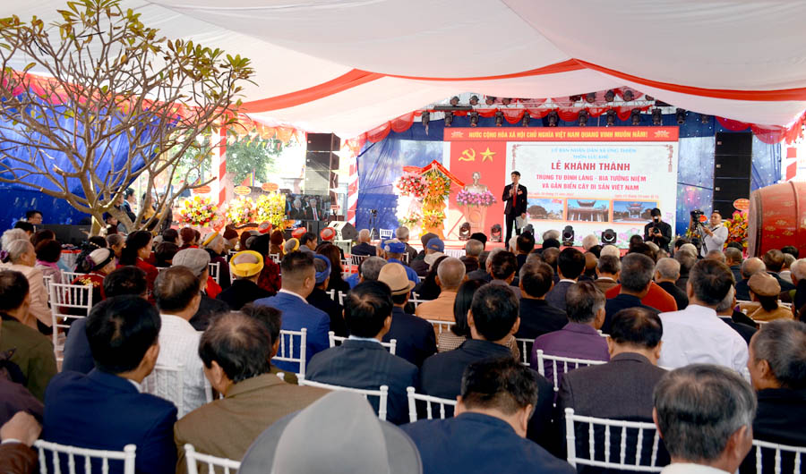 A group of people sitting in chairsAI-generated content may be incorrect.