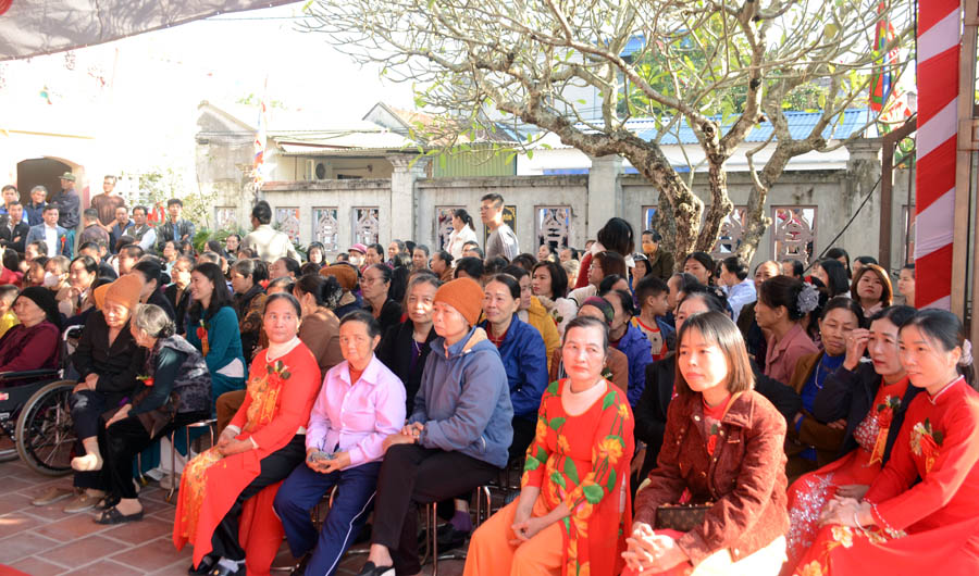 A group of people sitting in chairsAI-generated content may be incorrect.