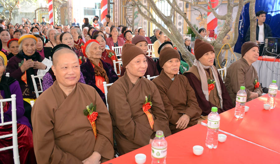 A group of people sitting in chairsAI-generated content may be incorrect.