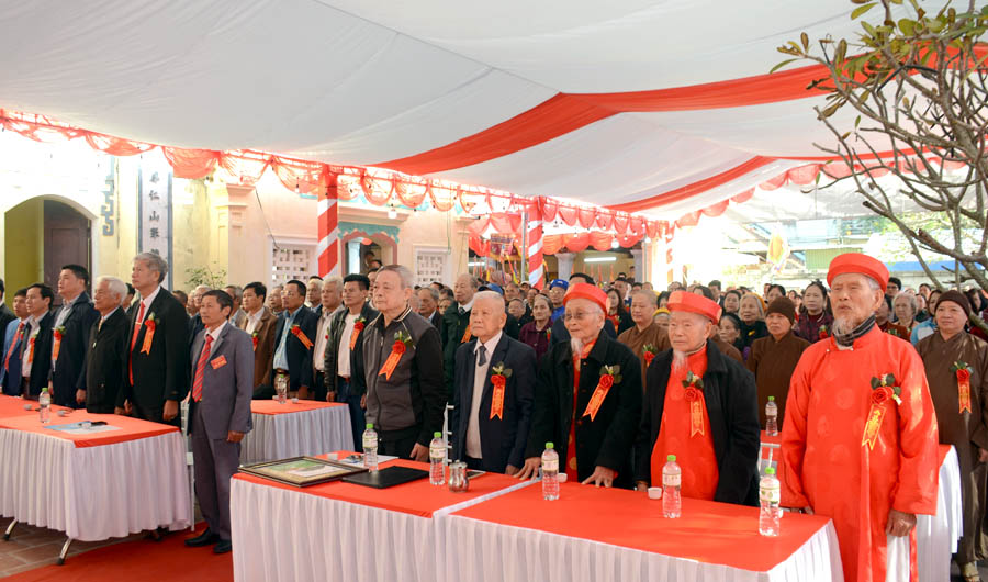 A group of people standing at a tableAI-generated content may be incorrect.