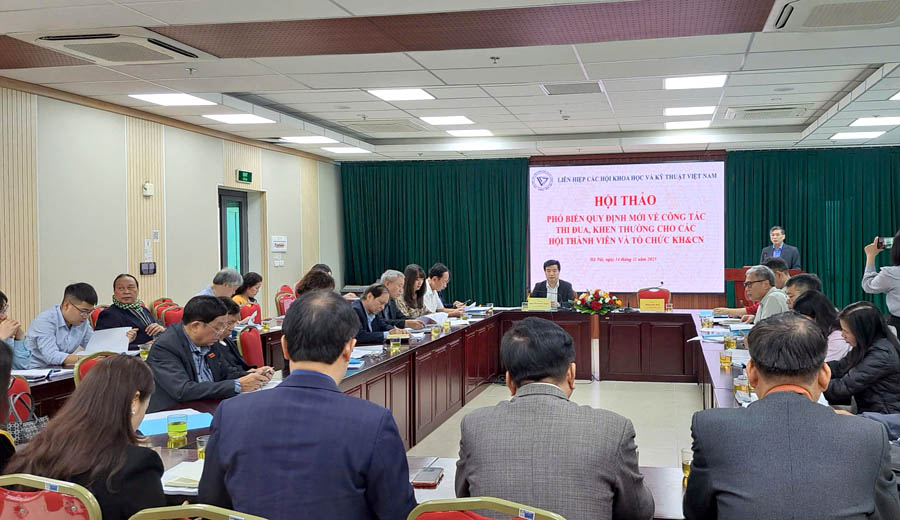 A group of people sitting at a tableAI-generated content may be incorrect.