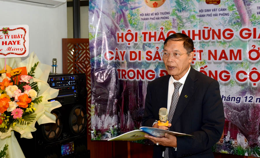 A person in a suit holding a microphone and a bookAI-generated content may be incorrect.