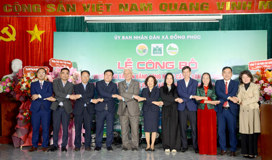 A group of people standing togetherAI-generated content may be incorrect.