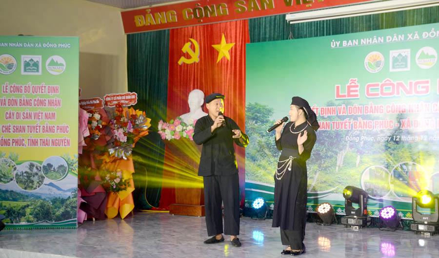 A person and person on a stageAI-generated content may be incorrect.