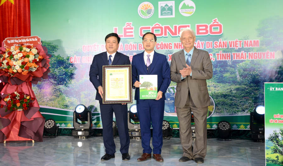 A group of men standing on a stageAI-generated content may be incorrect.