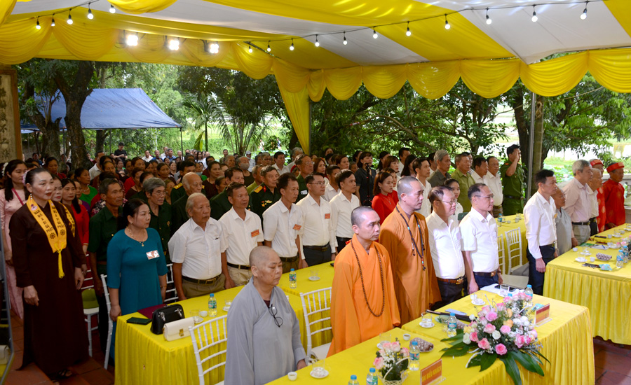 A group of people standing in a lineAI-generated content may be incorrect.