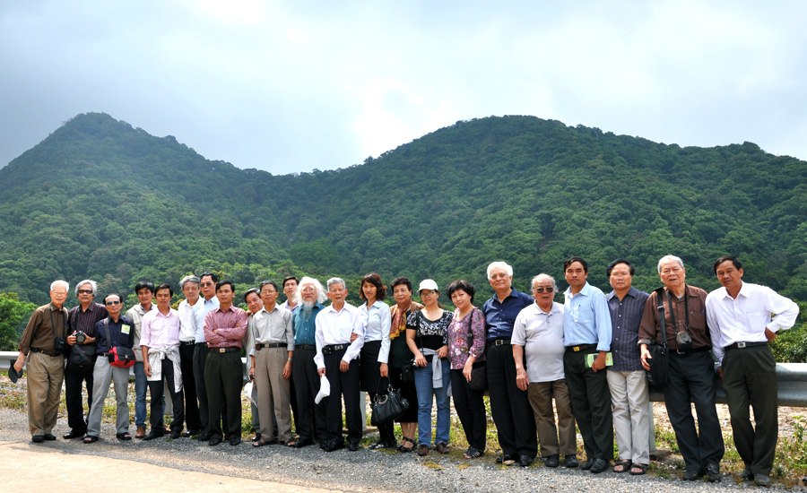 A group of people standing in front of a mountainAI-generated content may be incorrect.