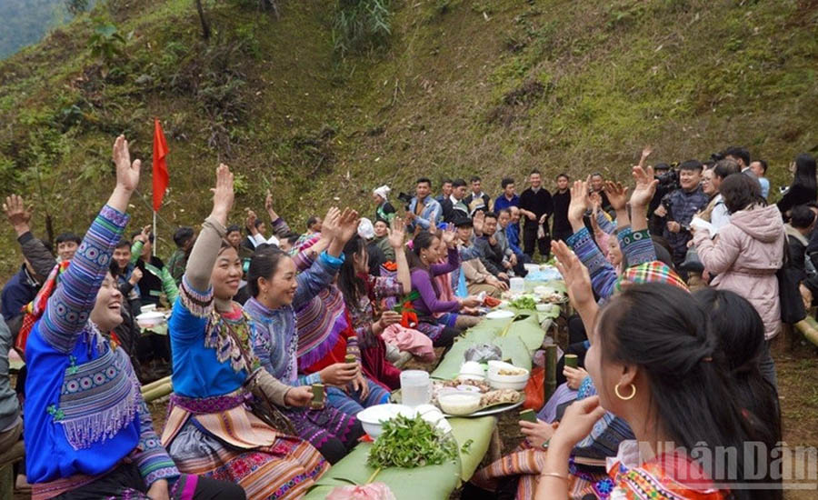 Sau lễ c&uacute;ng, người d&acirc;n c&ugrave;ng giơ tay thề c&ugrave;ng nhau giữ rừng. (Ảnh: THANH SƠN)