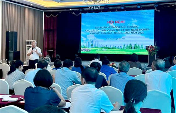 Lãnh đạo VACNE giảng bài tại lớp tập huấn ở tỉnh Ninh Bình