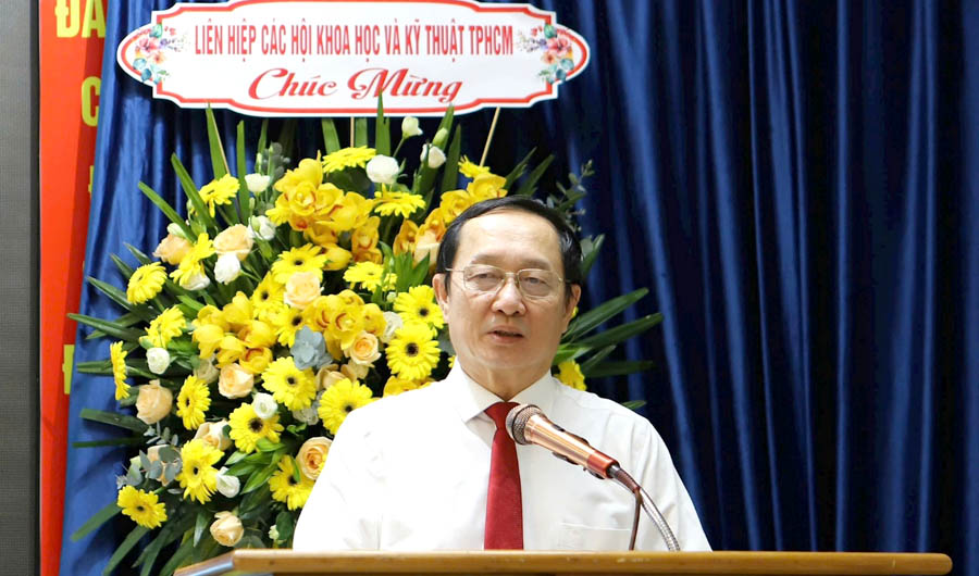 A person standing at a podium with a microphoneAI-generated content may be incorrect.