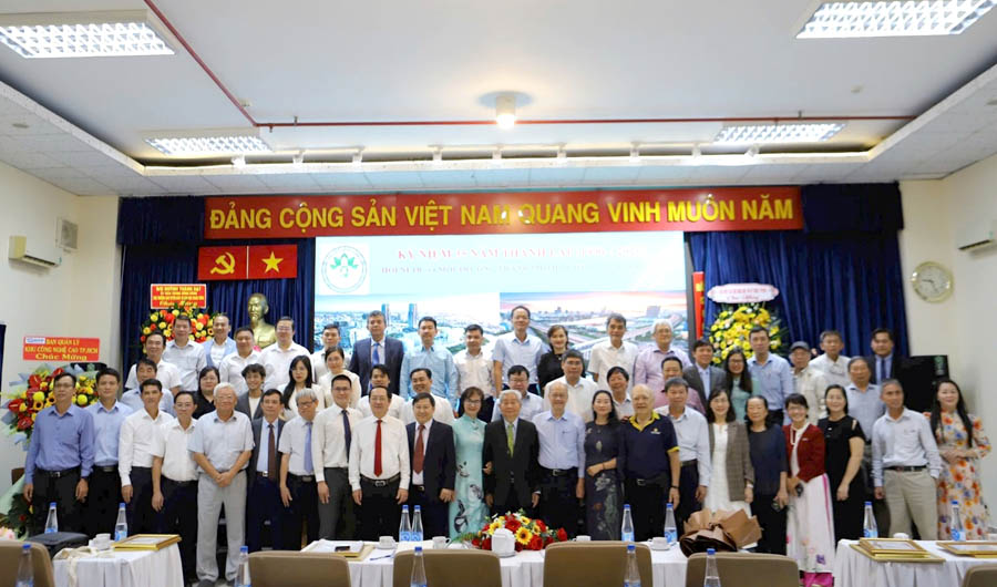 A group of people standing in a roomAI-generated content may be incorrect.