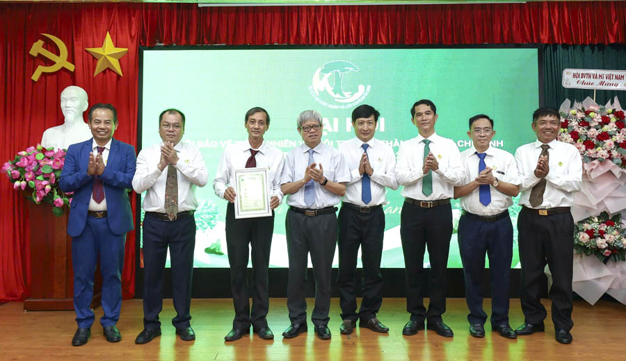 A group of men standing on a stageAI-generated content may be incorrect.