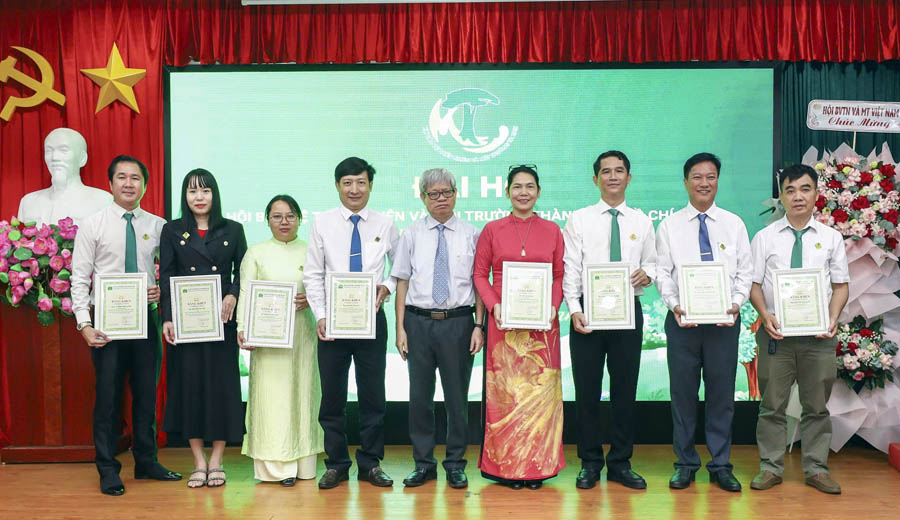 A group of people holding certificatesAI-generated content may be incorrect.