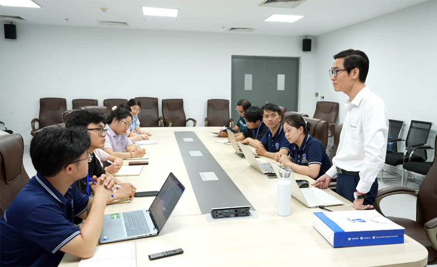 A group of people sitting at a table with laptopsAI-generated content may be incorrect.