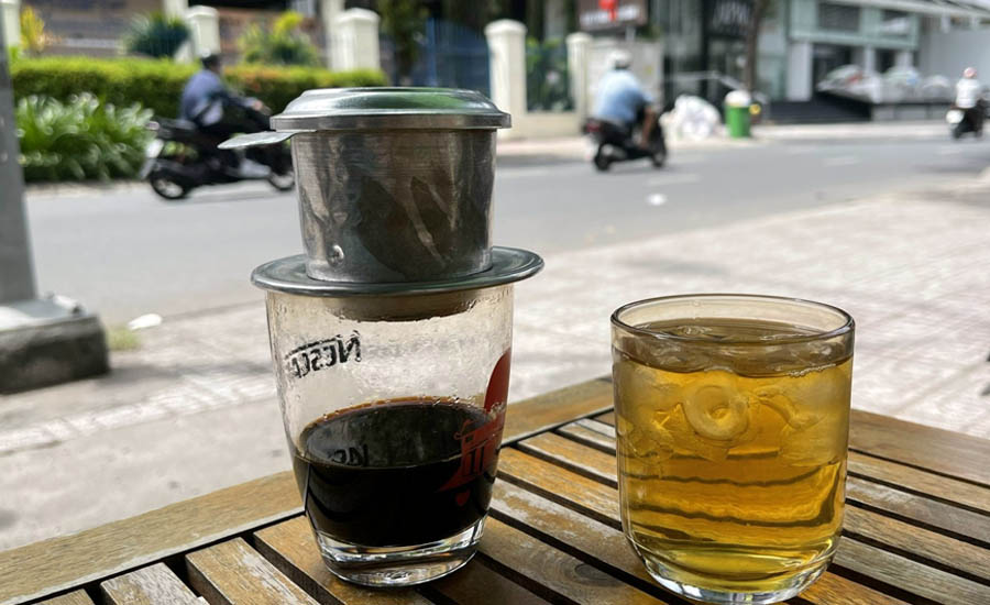 A coffee maker and a glass of liquidAI-generated content may be incorrect.