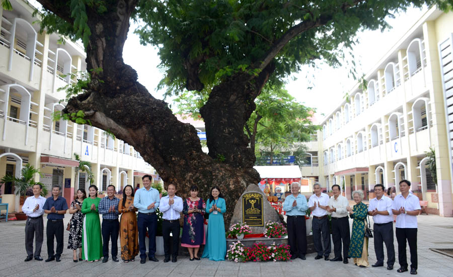 A group of people standing under a treeAI-generated content may be incorrect.