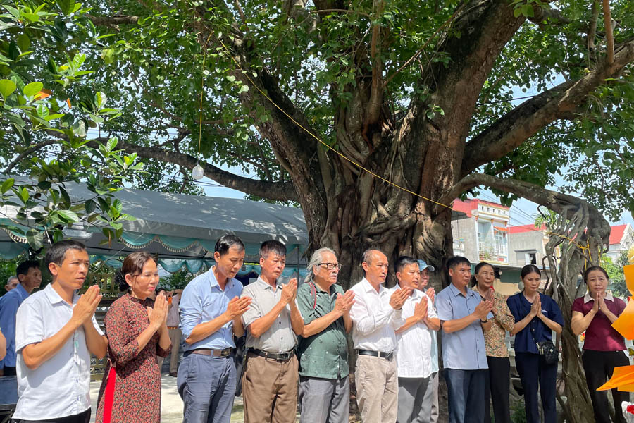 A group of people standing in front of a treeAI-generated content may be incorrect.