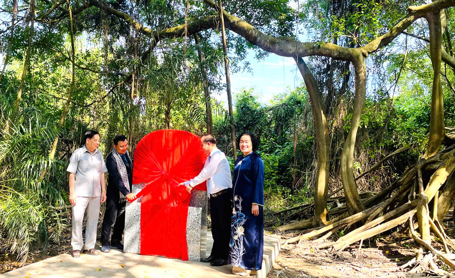 A group of people standing next to a large red and silver objectAI-generated content may be incorrect.